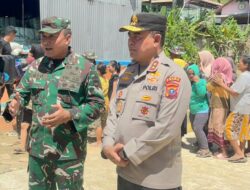 Kapoldasu dan Pangdam I/BB  Bagi Beras untuk Korban Bencana Tapteng