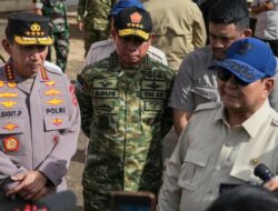Kapolri Dampingi Presiden Prabowo Tinjau Pengungsi Banjir di Tapteng