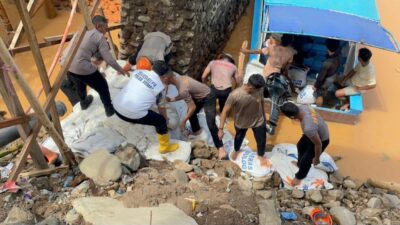 Polda Sumut Bangun Jembatan Darurat Pulihkan Akses Warga dan Jalinsum di Tapteng