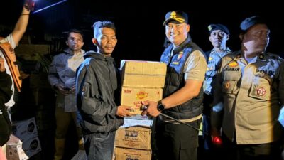 Kapolres Langkat Salurkan Bansos untuk Warga Terdampak Banjir di Pematang Jaya Melalui Jalur Laut