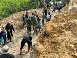 Sempat Terputus, Brimob Polda Sumut Kembali Buka Jalan Kampung Baru Sipirok