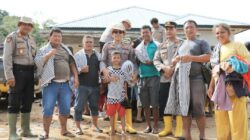 Polres Tapteng Bagikan Bantuan Pakaian untuk Korban Banjir