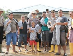 Polres Tapteng Bagikan Bantuan Pakaian untuk Korban Banjir