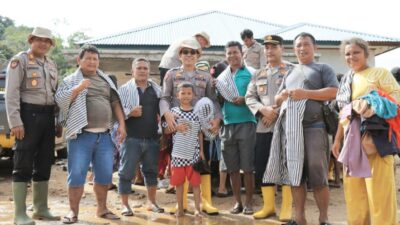 Polres Tapteng Bagikan Bantuan Pakaian untuk Korban Banjir