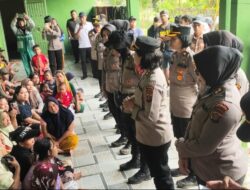 Polwan Polda Sumut Salurkan Bantuan Sosial Korban Banjir di Pangkalan Brandan