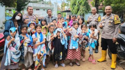 Bhabinkamtibmas Polres Sibolga Berikan Bantuan Selimut kepada Pengungsi Korban Bencana Alam