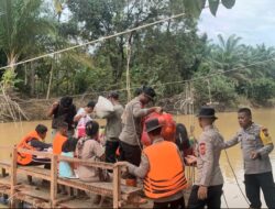 Gotong Royong Rakit Jembatan Darurat, Polda Sumut Sambung Kembali Akses Warga Tapteng