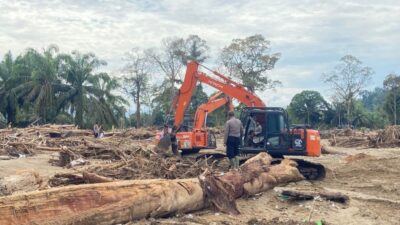Polres Labusel Bersama Warga Pulihkan Batang Toru Pasca Banjir