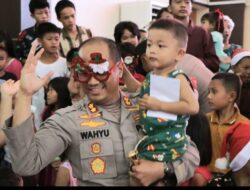 Polres Tapteng Natal Bersama Pengungsi Korban Bencana di GOR Pandan