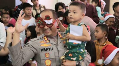 Polres Tapteng Natal Bersama Pengungsi Korban Bencana di GOR Pandan