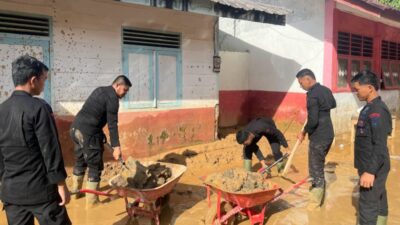 Dari Sekolah hingga Posko Pengungsi, Polda Sumut Hadir Menguatkan Warga Tapteng Pasca Bencana