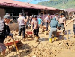 Polri Hadir Bersama Warga, Personel Polda Sumut Bersihkan Selokan dan Lingkungan