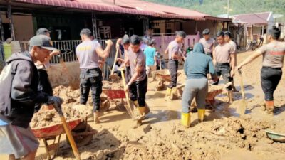 Polri Hadir Bersama Warga, Personel Polda Sumut Bersihkan Selokan dan Lingkungan