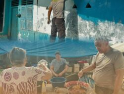 Brimob Bersama Warga Aek Ngadol Buka Dapur Lapangan Berjalan dan Bersihkan Lingkungan 