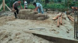 Brimob Gotong Royong Bangun Rumah Korban Banjir Tolang Julu