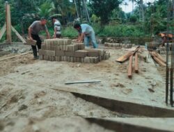 Brimob Gotong Royong Bangun Rumah Korban Banjir Tolang Julu