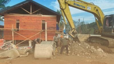 Brimob Bersama Warga Batang Toru Pulihkan Kehidupan Pasca Bencana