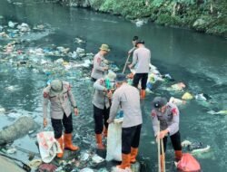 Peduli Lingkungan, Brimob Polda Sumut Angkat Sampah dari Sungai di Medan