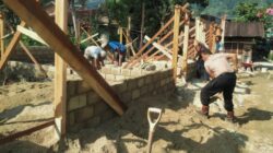 Brimob dan Warga Dirikan Hunian Tetap Korban Banjir di Tolang Julu