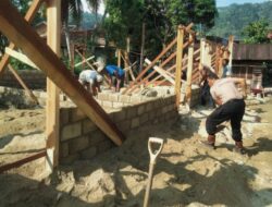 Brimob dan Warga Dirikan Hunian Tetap Korban Banjir di Tolang Julu