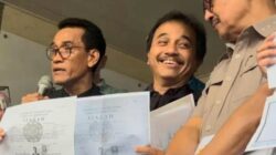 Datangi Polda Metro, Roy Suryo Tunjukkan Salinan Ijazah Jokowi Terlegalisasi