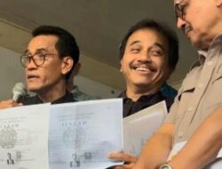 Datangi Polda Metro, Roy Suryo Tunjukkan Salinan Ijazah Jokowi Terlegalisasi