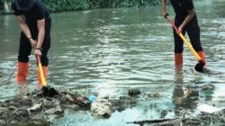 Brimob Polda Sumut Bersihkan Bantaran Sungai Bahilang Tebing Tinggi