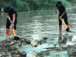 Brimob Polda Sumut Bersihkan Bantaran Sungai Bahilang Tebing Tinggi