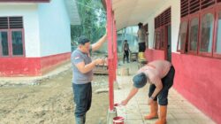 Brimob Polda Sumut Renovasi SDN 153065 Desa Lopian Tapteng