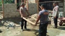 Brimob Polda Sumut Bantu Warga Bangun Rumah Swadaya di Desa Tolang Julu