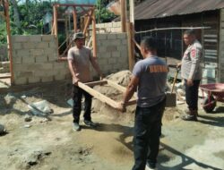 Brimob Polda Sumut Bantu Warga Bangun Rumah Swadaya di Desa Tolang Julu