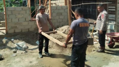 Brimob Polda Sumut Bantu Warga Bangun Rumah Swadaya di Desa Tolang Julu