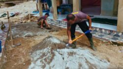 Brimob Polda Sumut Gotong Royong Perbaiki Fasilitas Masjid di Tapsel