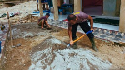 Brimob Polda Sumut Gotong Royong Perbaiki Fasilitas Masjid di Tapsel