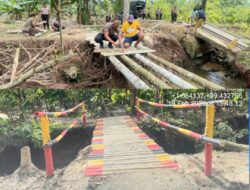 Brimob Polda Sumut Bangun Jembatan Darurat di Pelosok Tapsel