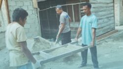 Brimob Bersama Warga Dirikan Rumah Korban Banjir di Tolang Julu