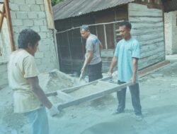 Brimob Bersama Warga Dirikan Rumah Korban Banjir di Tolang Julu