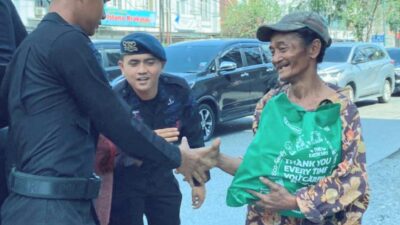 Minggu Kasih, Brimob Polda Sumut Menyapa Warga dan Beri Paket Sembako