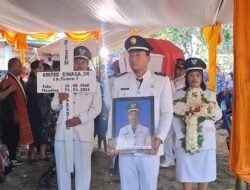 Bupati Samosir Vandiko Timotius Gultom, Pimpin Upacara Pemakaman Camat Palipi Roberd Sinaga