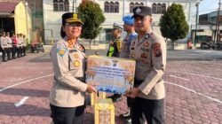 Kapolres Samosir Beri Bingkisan Lebaran untuk Personel yang Berpuasa