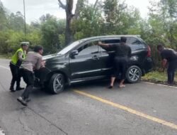 Bantu Mobil Mogok di Perbukitan Tele, Personel Pos Pam Simpang 3 Tele Dapat Apresiasi