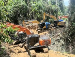 Brimob – Ditreskrimsus Poldasu Amankan 14 Ekskavator di Perbatasan Tapsel–Madina