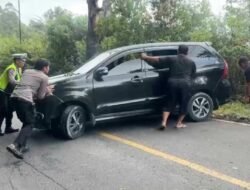 Polisi Sigap Bantu Mobil Mogok di Jalur Perbukitan Samosir Berhasil Dievakuasi