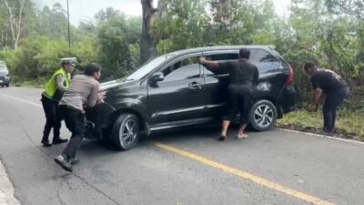 Polisi Sigap Bantu Mobil Mogok di Jalur Perbukitan Samosir Berhasil Dievakuasi