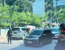 Brimob Sigap Urai Kemacetan di Ajibata