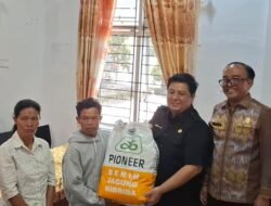 Bupati Samosir Serahkan Bantuan Benih Jagung untuk 50 Hektare Lahan Petani