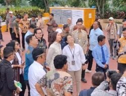 Wisatawan di Sibea-bea Sumringah Dapat Hadiah dari Menpar Widiyanti Putri Wardhana