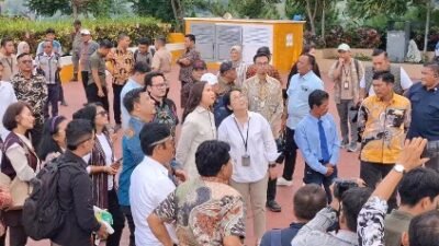 Wisatawan di Sibea-bea Sumringah Dapat Hadiah dari Menpar Widiyanti Putri Wardhana