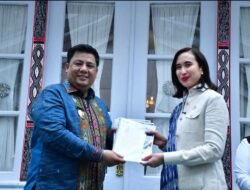 Menpar Widiyanti Tinjau Destinasi Samosir, Bupati Serahkan Proposal Pengembangan Pariwisata