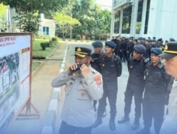 Brimob Polda Sumut  Kawal Penyampaian Aspirasi di Kantor Gubernur